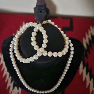 Pearl necklace and bracelets